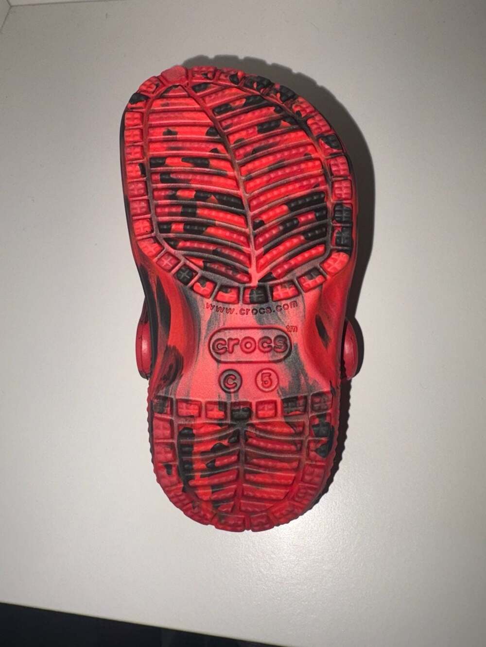 Crocs Classic Marbled Clog Size 5 Red Black Toddler Slip On Sandals - Picture 4 of 6